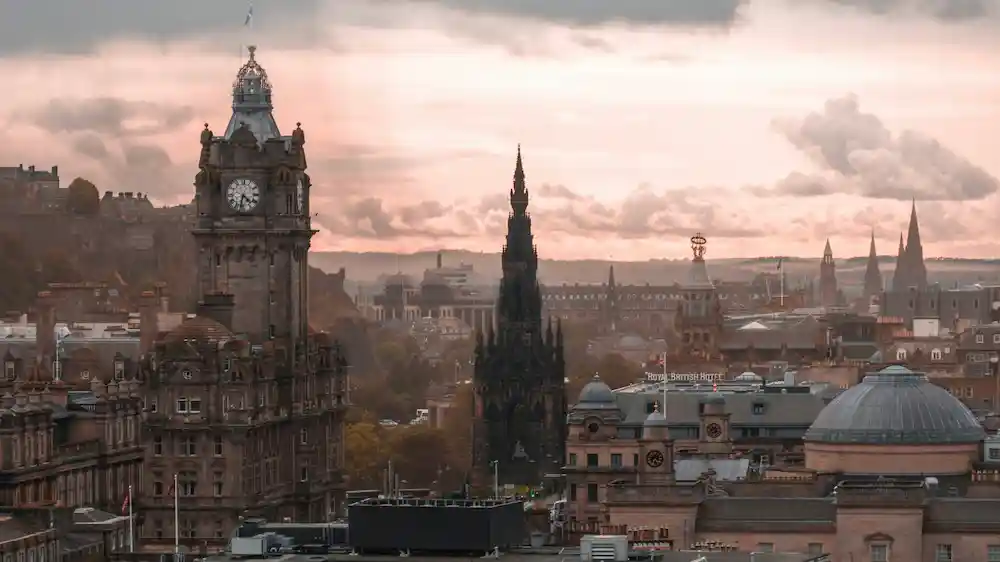 Current time in Edinburgh 🏴󠁧󠁢󠁳󠁣󠁴󠁿