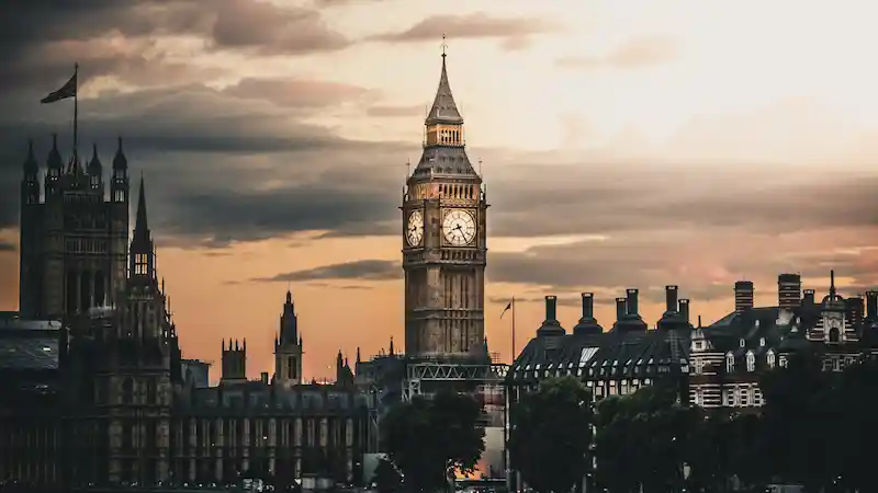 Current time in London 🏴󠁧󠁢󠁥󠁮󠁧󠁿