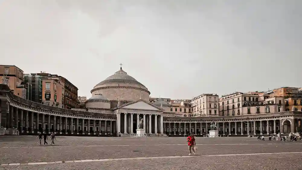 Current time in Naples