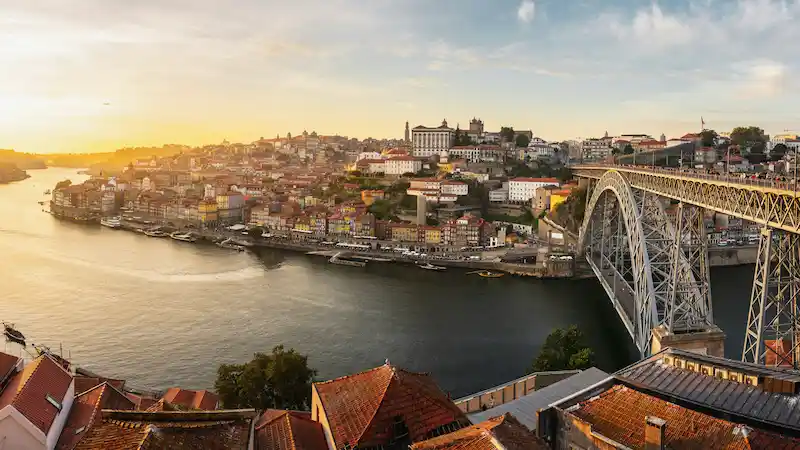 Current time in Porto