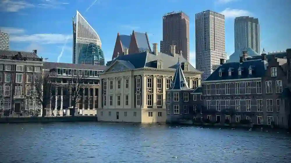 Current time in The Hague