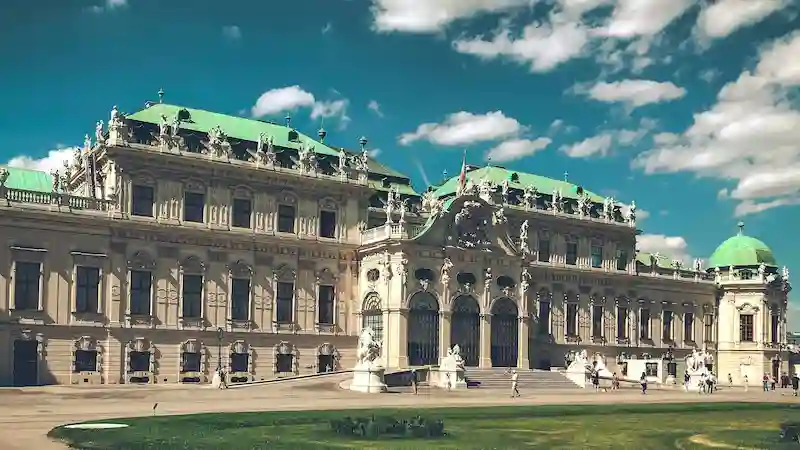 Current time in Vienna
